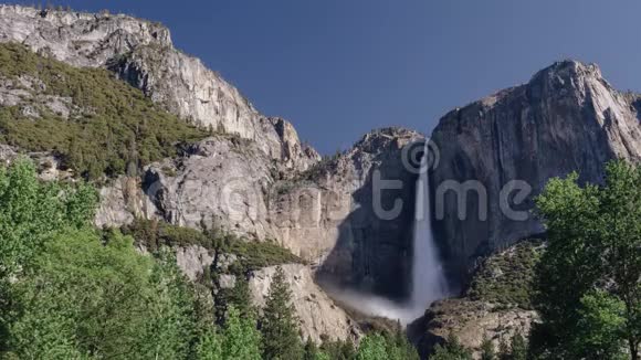 中午约塞米蒂瀑布的大延时视频的预览图