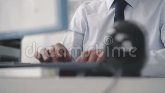 特写帅哥在电脑键盘上打字4K视频的预览图