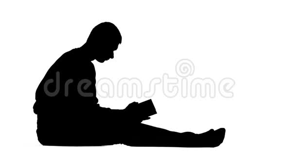 男孩正坐在地板上看书白色背景剪影视频的预览图