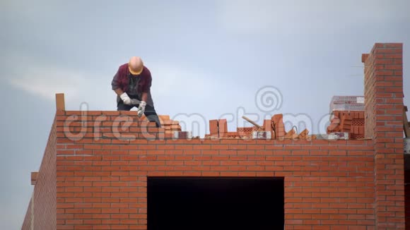 工人用砖头砌墙建筑造砖的建设者建筑工地的建筑工人做砖视频的预览图