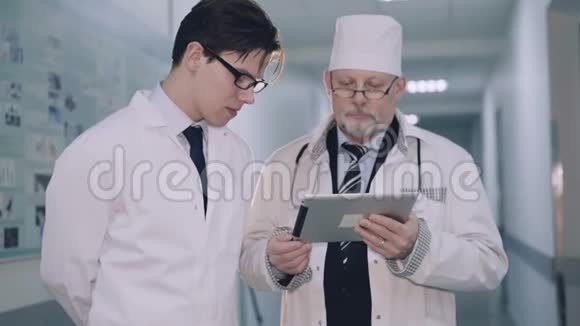 两位医生用核磁共振片咨询4K视频的预览图