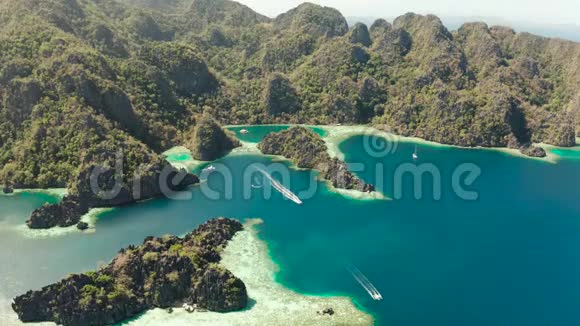 菲律宾巴拉万科罗恩双子泻湖山和海视频的预览图