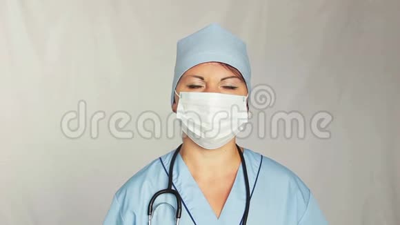 一位女医生脸上穿着一件长袍凝视着相机相机从左到右移动到多莉视频的预览图