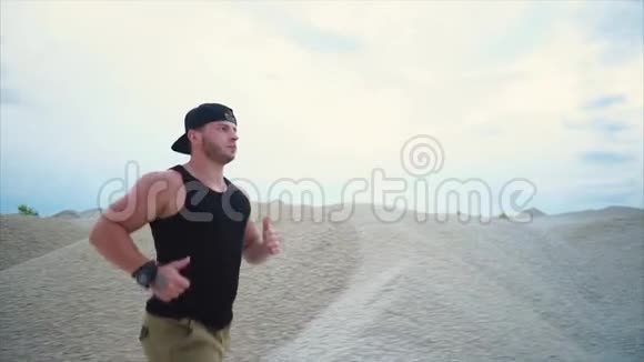 一个人积极地奔跑以发展耐力和保持身体形态视频的预览图