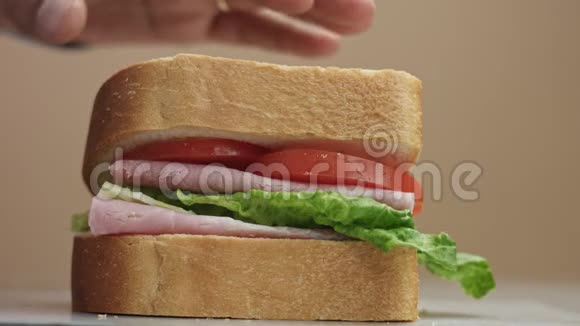 男人的手按着三明治视频的预览图