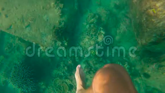 一个年轻人像在水中行走一样在海里移动双腿视频的预览图