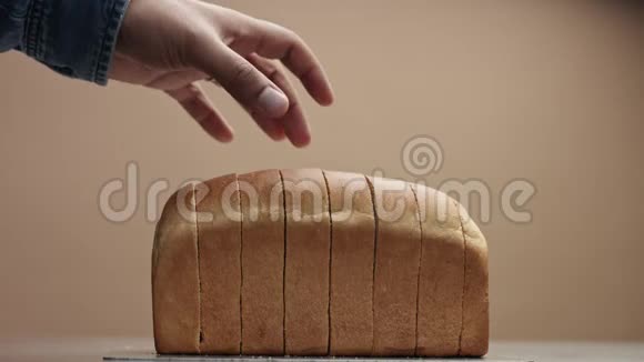 黑人手从面包砖上取下一片面包视频的预览图