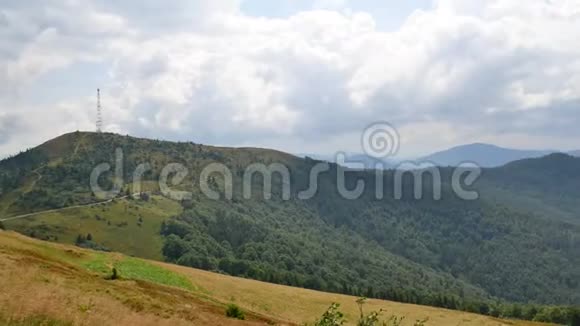 乌克兰喀尔巴阡山脉山景从山顶到山景全景视频的预览图