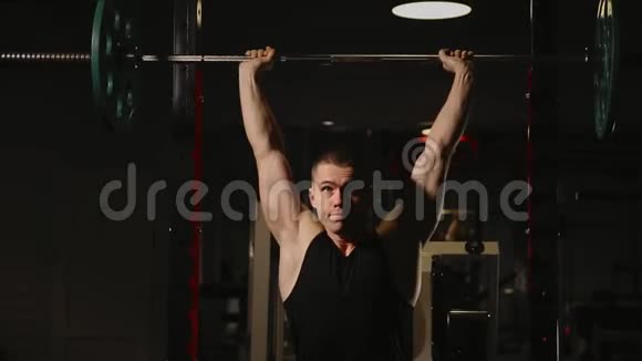 运动膨胀的男性进行举重为肩膀的肌肉进行站立锻炼视频的预览图
