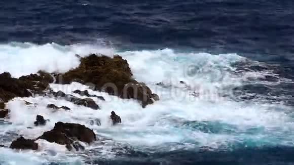 岩石和波浪的细节两个游戏速度视频的预览图