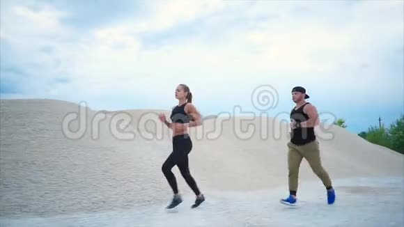 男人和女人一起在碎石坑附近慢跑视频的预览图