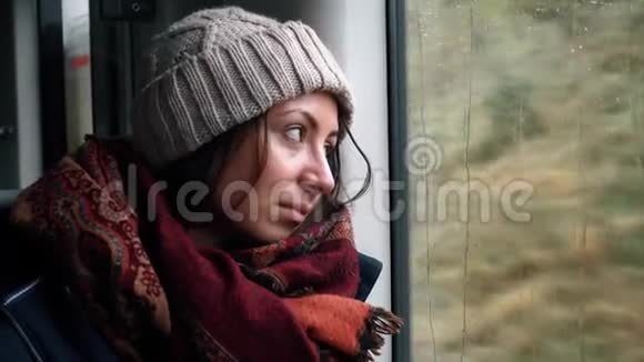 悲伤的女孩游客正看着火车窗口视频的预览图
