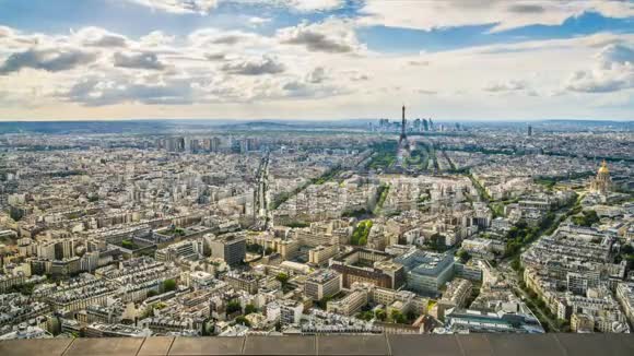 巴黎的空中景色天空中的云彩街道上繁忙的交通时光流逝视频的预览图