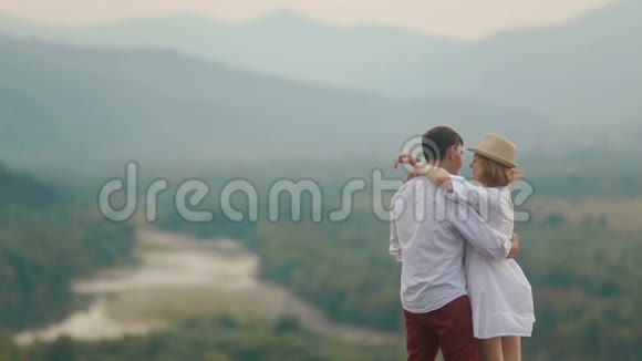 浪漫的户外景观幸福的爱情夫妇那个漂亮的金发女人正在亲吻和拥抱她的男朋友视频的预览图