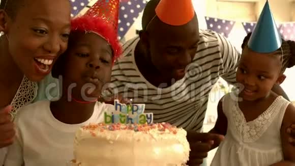 一家人庆祝生日快乐视频的预览图