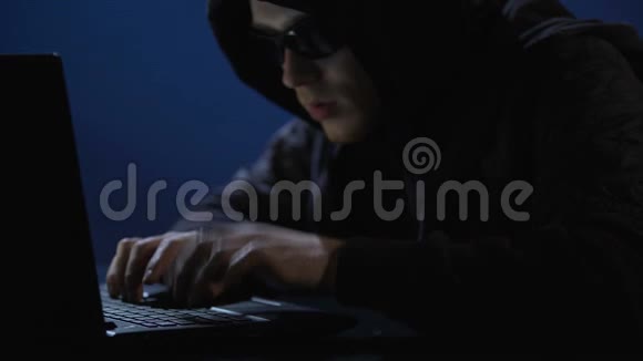 不明身份的数据窃贼使用笔记本电脑发射病毒感染公司文件视频的预览图