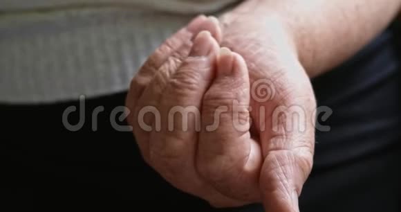 有药的老年妇女带着药丸的祖母的手视频的预览图