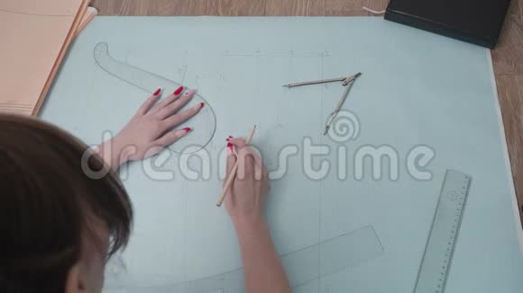 妇女在纸上绘制曲线的视频视频的预览图