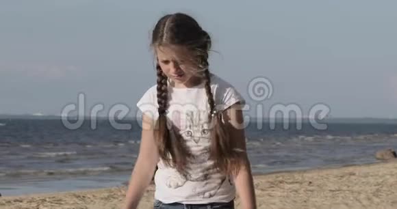小女孩正沿着海滩散步视频的预览图