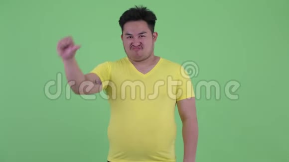 身材矮小体重超重的亚洲年轻人竖起大拇指视频的预览图