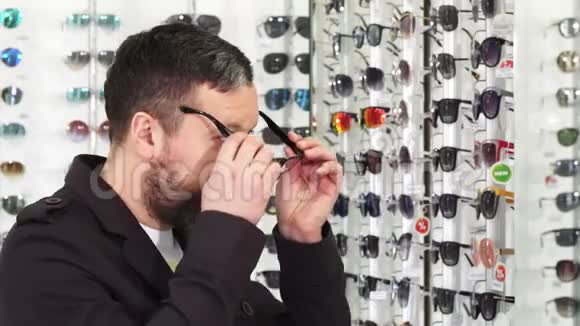 胡子男在眼镜店戴眼镜视频的预览图