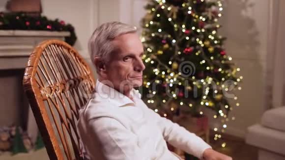 坐在扶手椅上的快乐老人视频的预览图