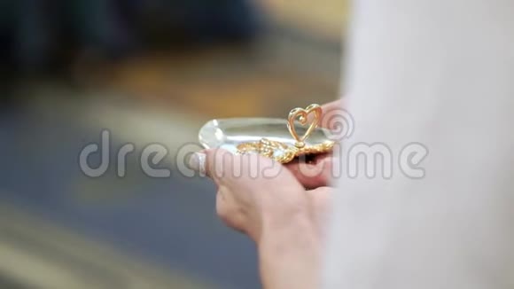 在婚礼上拿着结婚戒指的女人视频的预览图