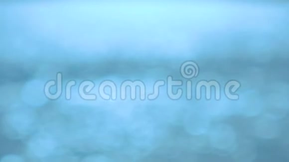 蓝色的大海有波克和模糊的背景视频的预览图