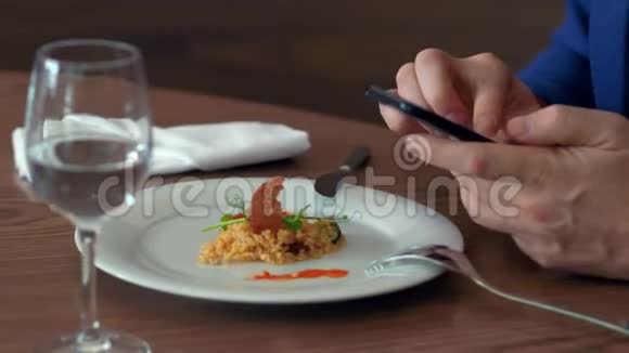 男性在商务午餐时使用手机在咖啡馆吃背景食品视频的预览图
