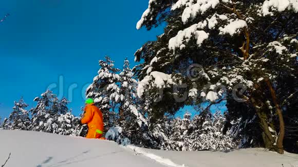 摄影师带着相机躺在雪地上拍照视频的预览图