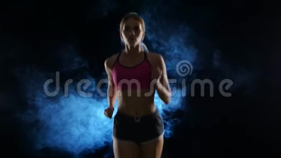 女生健身稳步进行前景烟雾中的黑色屏幕关门视频的预览图