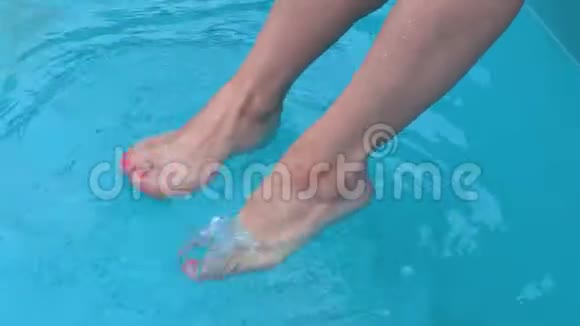 女人在游泳池里保持和移动双腿视频的预览图