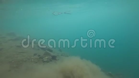 在水下射击晶莹剔透的水完全透明视频的预览图