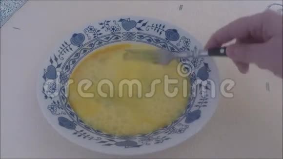 用叉子打鸡蛋视频的预览图