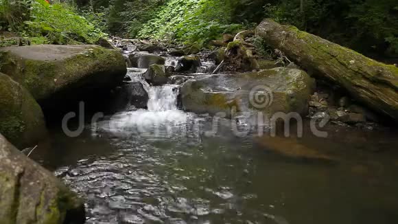 强烈的山涧流过岩石视频的预览图