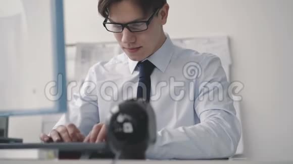 特写帅哥在电脑键盘上打字4K视频的预览图