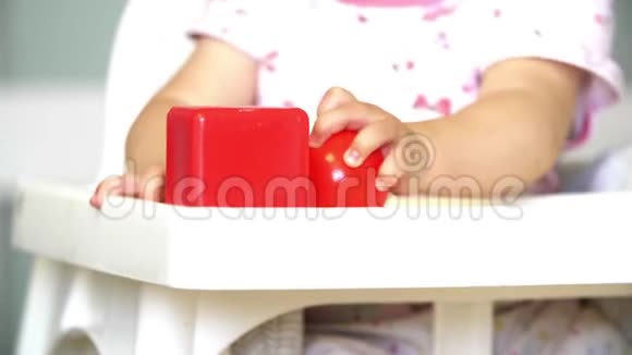 小女孩嚼蔬菜妈妈午餐用一勺蔬菜喂小孩视频的预览图