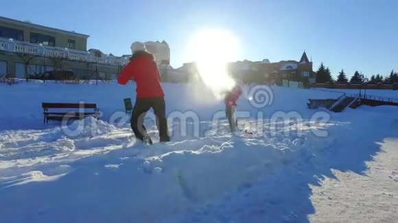 冬天的家庭乐趣冬季雪地比赛雪假日家庭概念视频的预览图