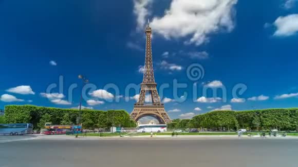 法国巴黎火星香榭丽舍大道上的埃菲尔铁塔视频的预览图