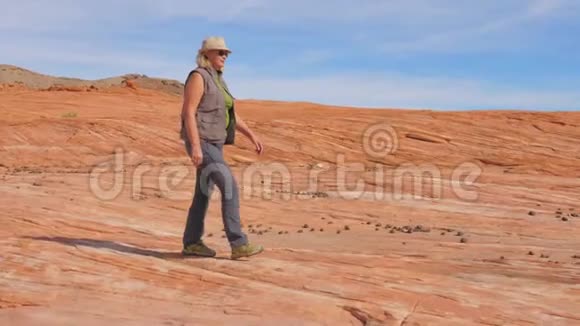 沙漠中的游客徒步穿越公园红岩慢动作4K视频的预览图