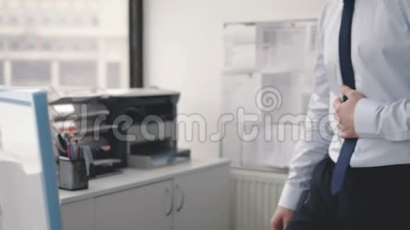 勤奋的办公室经理从事计算机工作4K视频的预览图