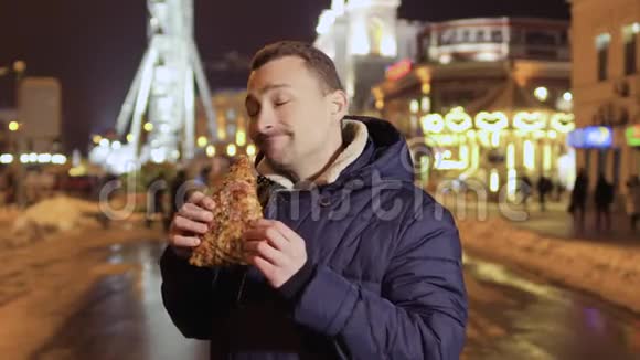 有趣的成年人晚上在城市背景下吃披萨视频的预览图