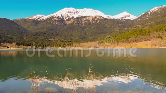 希腊伯罗奔尼撒州的多沙湖与雪山对峙视频的预览图