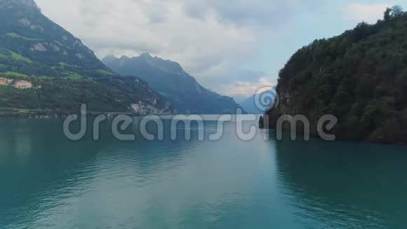 瑞士布鲁宁蓝山湖欧洲自然无人机飞行视频的预览图