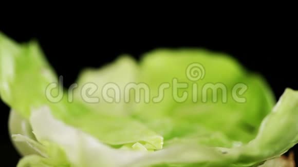 一个烤切片落在生菜叶上视频的预览图