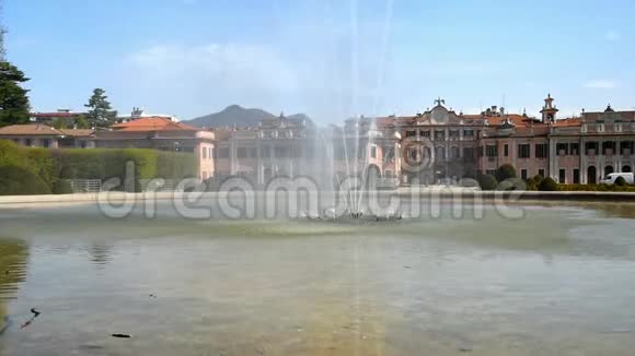 埃森斯宫宫殿前面有喷泉是意大利瓦雷西最受欢迎的地方之一视频的预览图