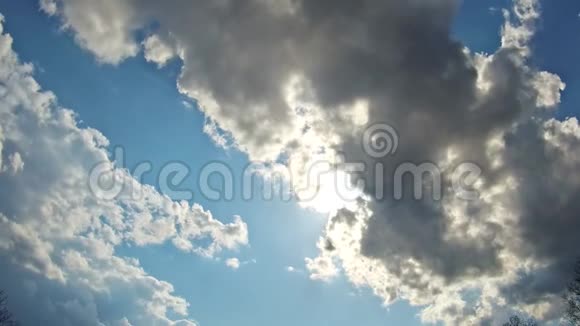蓝天上的白云与太阳射线运动背景视频的预览图