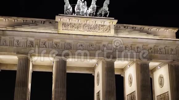 德国波茨坦勃兰登堡门夜间倾斜视频的预览图
