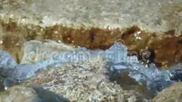 干净的冰川饮用水从山上流下来视频的预览图