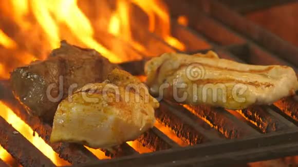 两个鸡肉片和一片小牛肉或牛肉在烤架上烤火餐厅美食视频的预览图